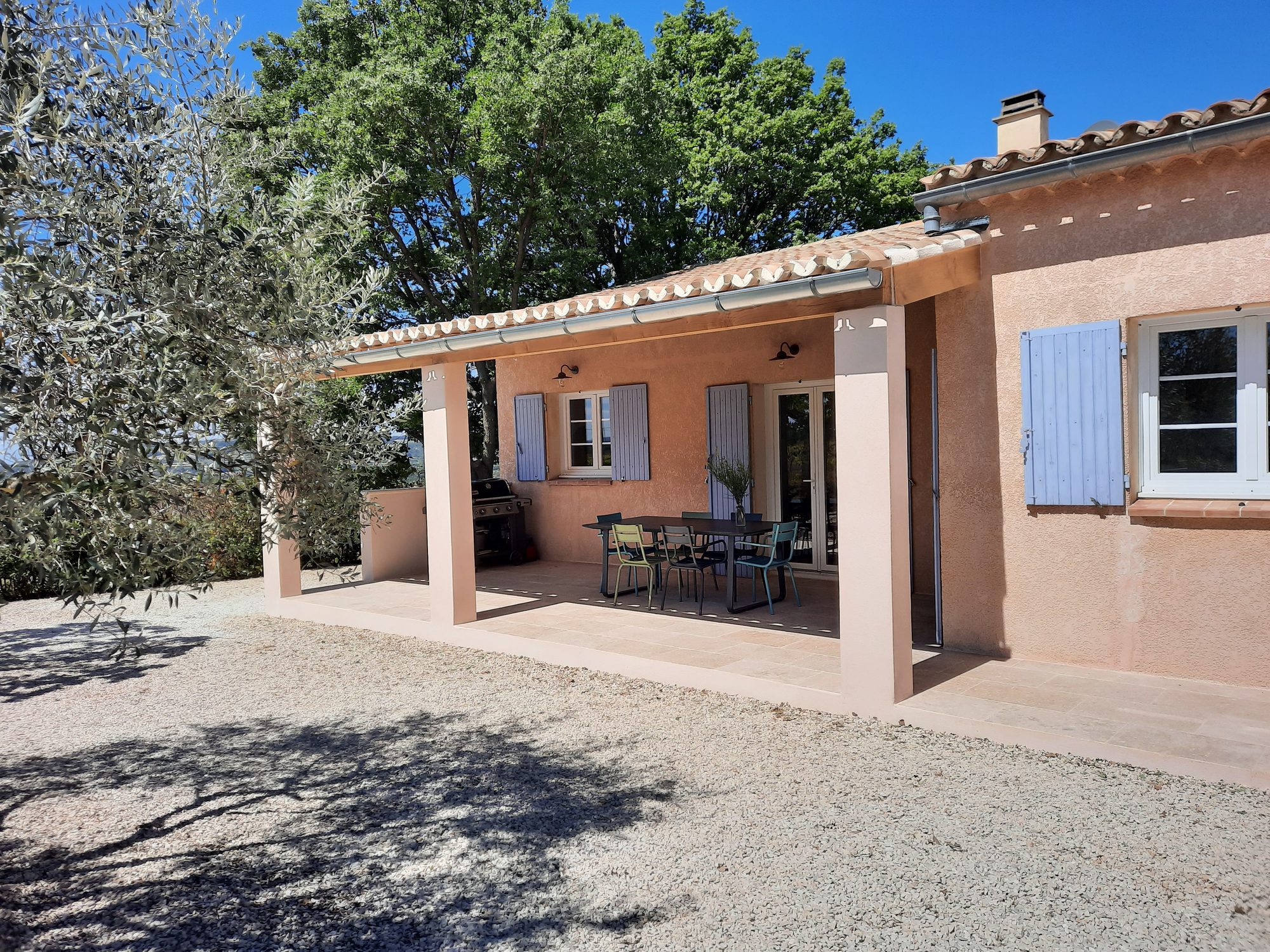 Het huis met overdekt terras en olijfboom
