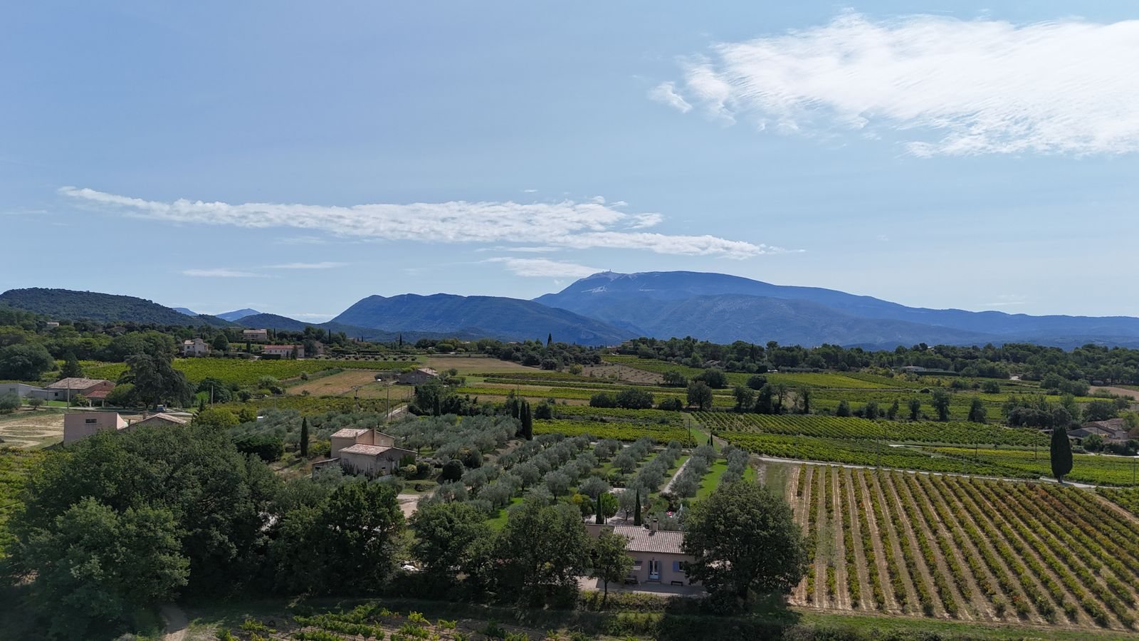 Luchtfoto van de omgeving met de Mont Ventoux