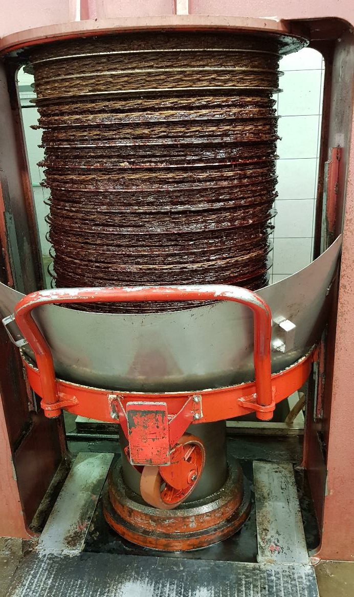 Stapel matten in de hydraulische pers