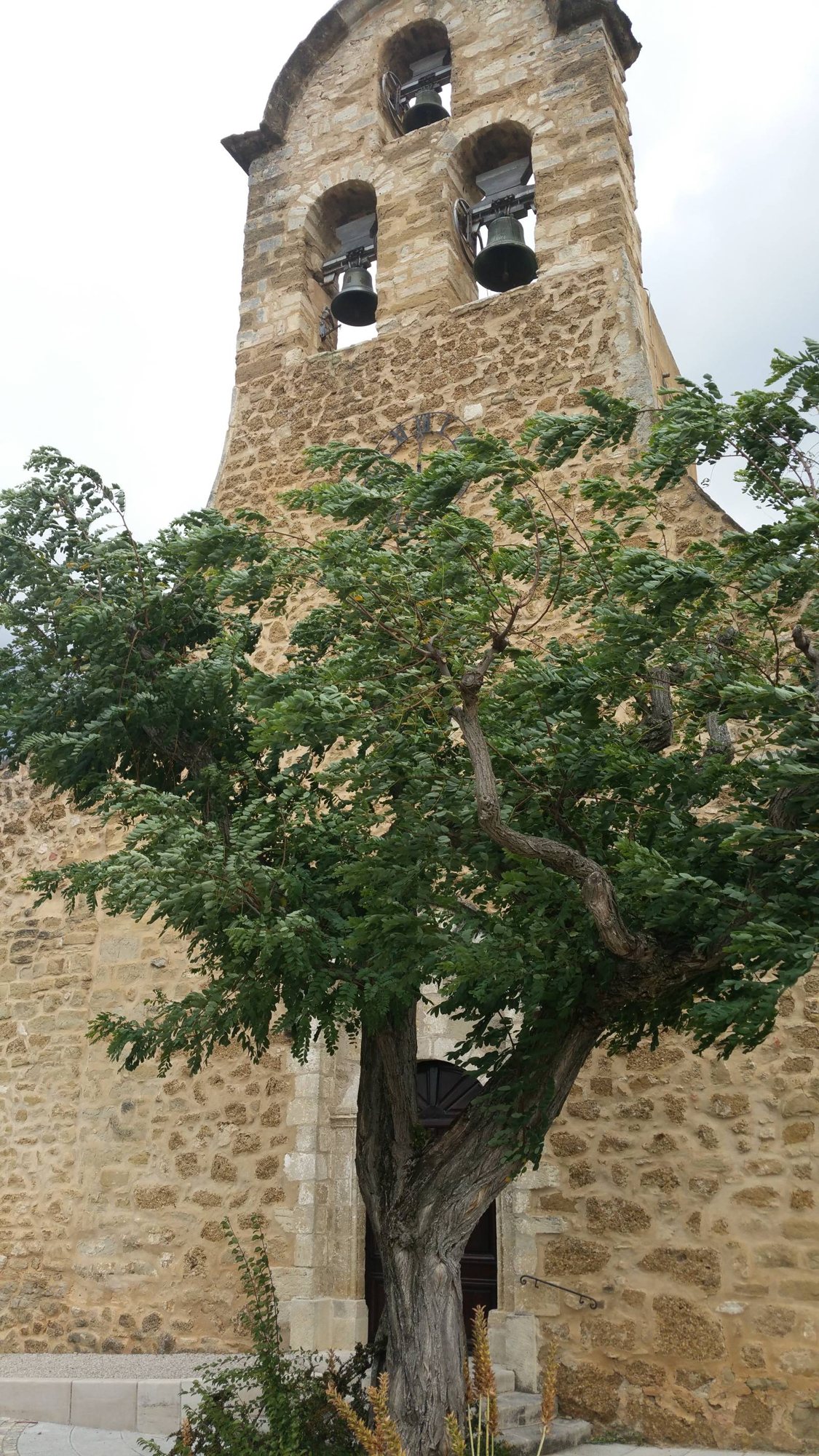 Kerkje met klokkentoren in Puyméras