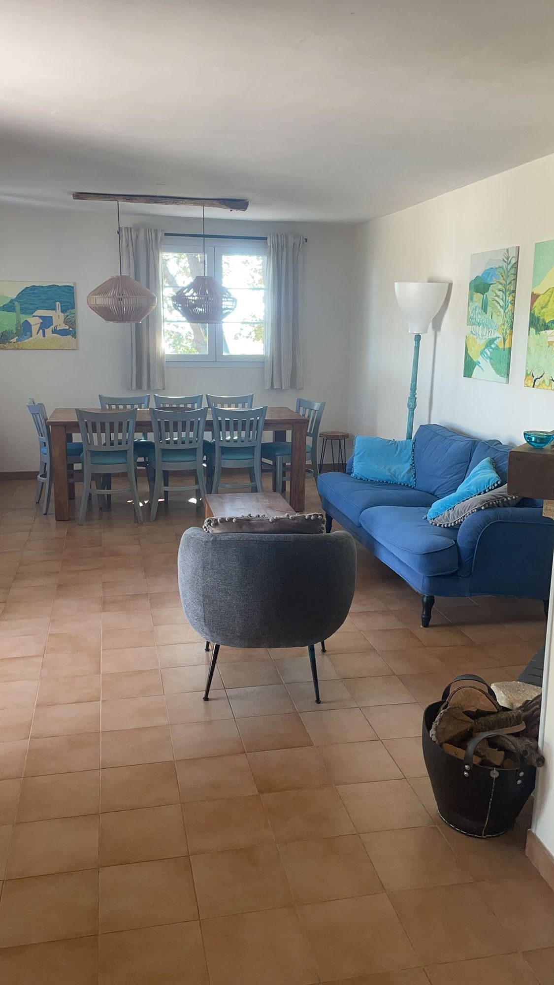 Woonkamer met ruime eethoek en zithoek
